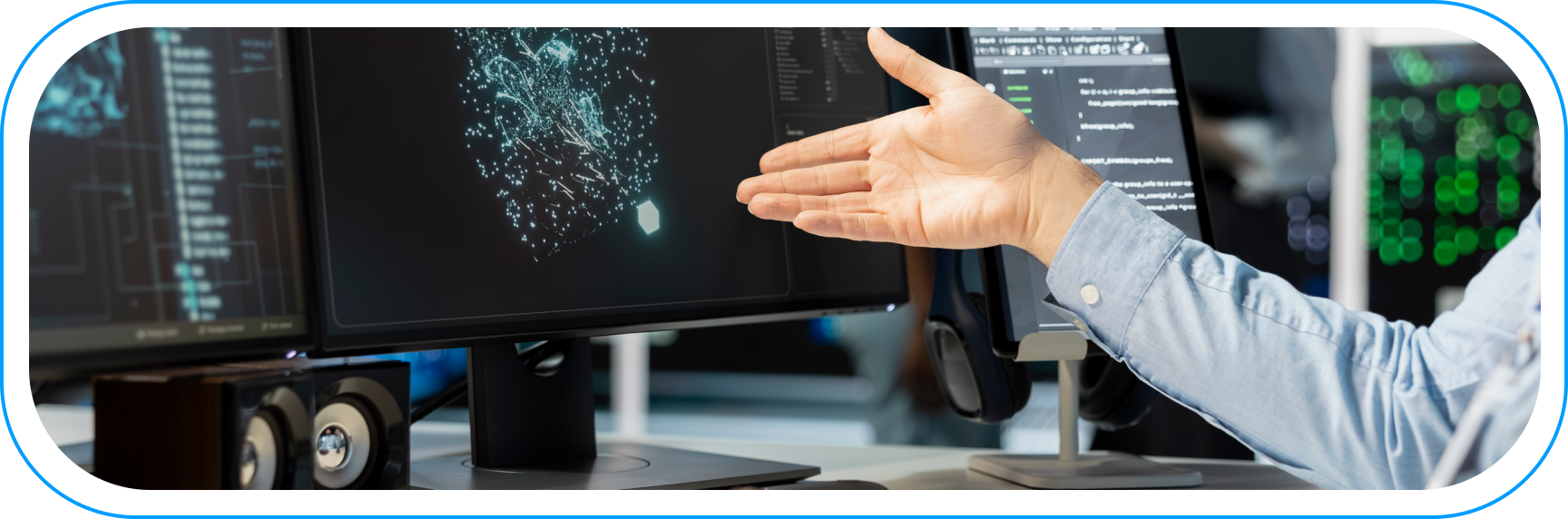 Specjalista od machine learningu wskazuje na ekran z trójwymiarową wizualizacją danych, otoczony środowiskiem programistycznym i kodem. Obraz oddaje zaawansowaną analizę danych w czasie rzeczywistym oraz praktyczne wykorzystanie modeli uczenia maszynowego w środowisku technologicznym.