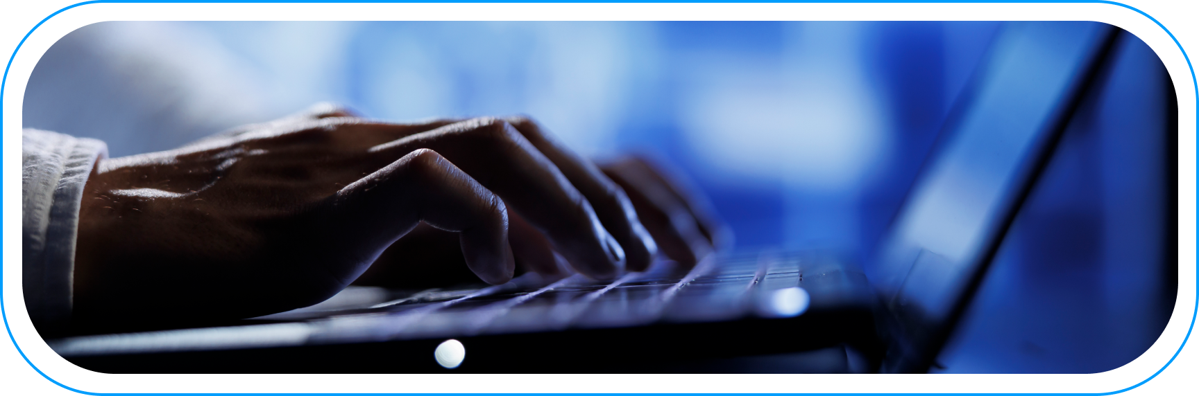 Zbliżenie na dłonie osoby pracującej przy komputerze, piszącej kod w ciemnym, profesjonalnym środowisku. Tło w odcieniach niebieskiego tworzy klimat skupienia i nowoczesnej pracy nad algorytmami. Zdjęcie symbolizuje etap programowania i trenowania modeli ML.