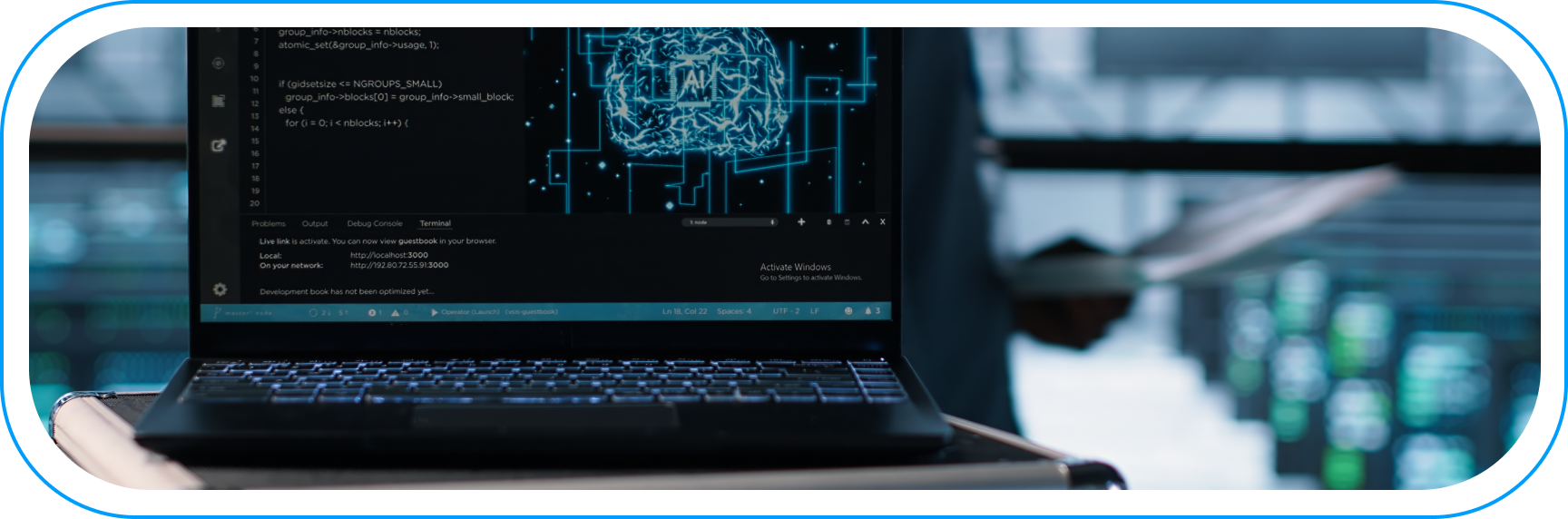 Na ekranie laptopa wyświetlony jest kod oraz graficzna reprezentacja mózgu z podpisem „AI”, co symbolizuje rozwój sztucznej inteligencji. W tle widać centrum danych lub serwerownię, co podkreśla skalowalność i moc obliczeniową wykorzystywaną w projektach ML/AI.
