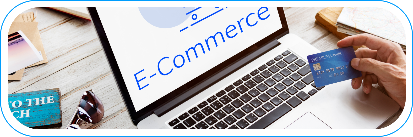 Zakupy online na laptopie z kartą płatniczą — ilustracja procesu transakcji w e-commerce.