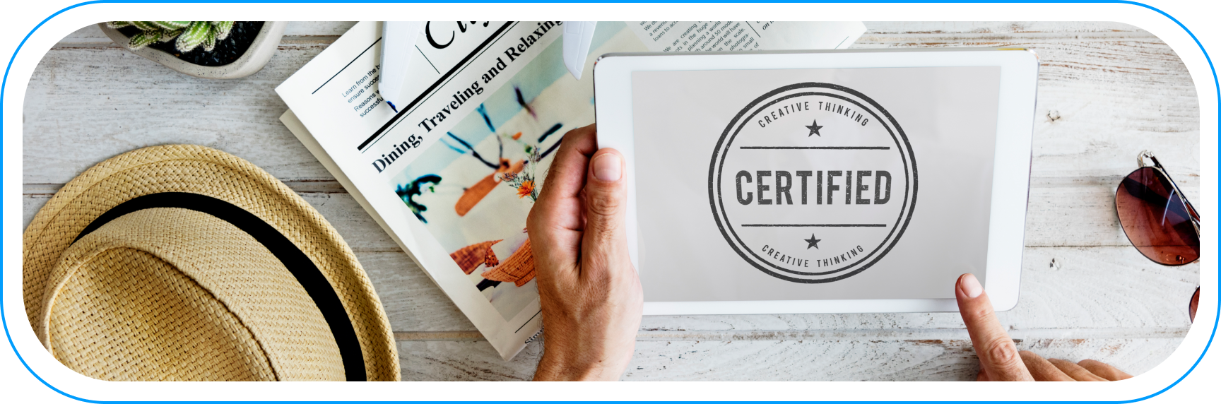 Tablet z certyfikatem ‚Certified’ trzymany w dłoniach na biurku – symbol zdobycia specjalizacji Google Cloud Data Analytics