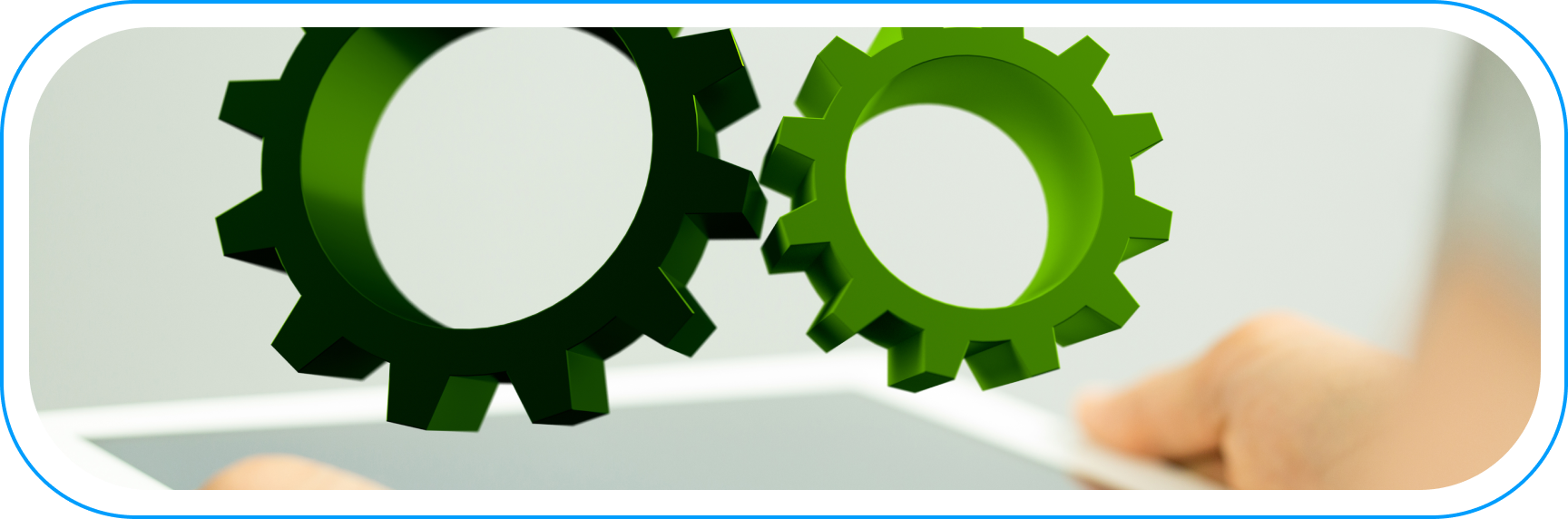 Automation of processes and data integration between HubSpot and BigQuery – symbolic green gears above a tablet.