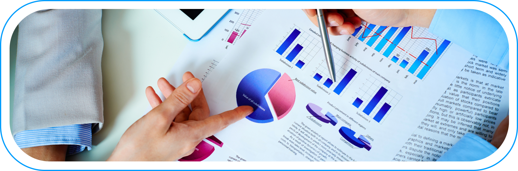 Prezentacja raportów i wykresów biznesowych na stole – analiza danych, prognozowanie popytu i modele predykcyjne wspierające redukcję kosztów operacyjnych.