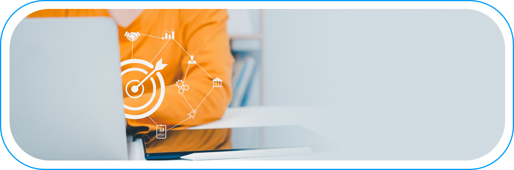 Strategia marketingowa oparta na danych – ikony celów, analityki i procesów biznesowych na tle pracy przy laptopie; optymalizacja działań e-commerce.