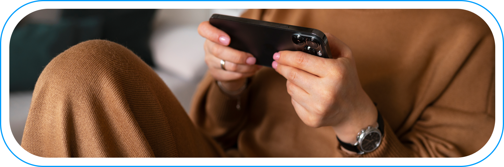 Użytkownik trzyma smartfon i gra w grę mobilną - rozgrywka, gry mobilne.