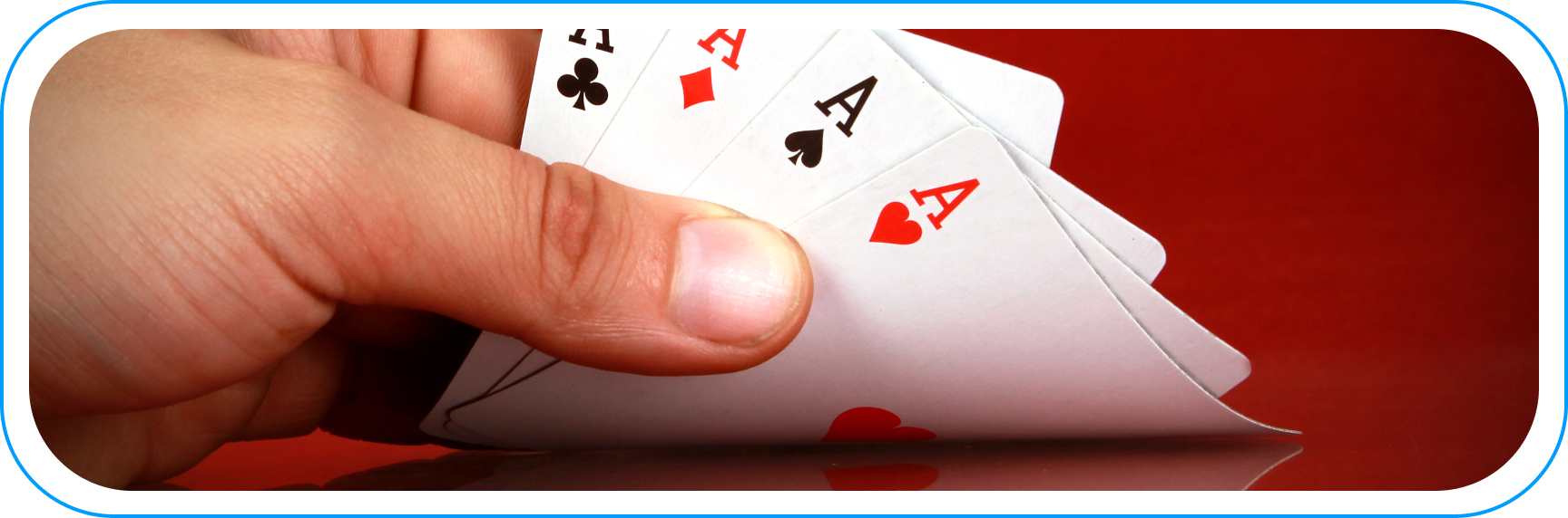 Dłoń trzymająca cztery asy z talii kart, symbol gier karcianych Digital Moka.