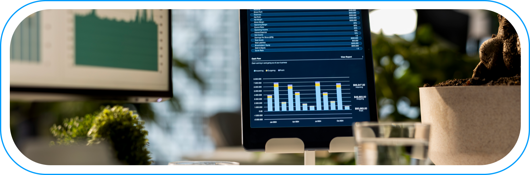 Tablet na biurku wyświetlający zaawansowane wykresy finansowe i analizę cash flow. Przykład nowoczesnej analityki danych i demokratyzacji informacji w firmie.