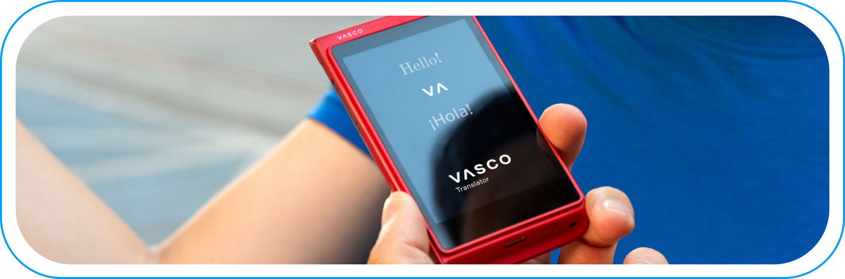Pracownik trzyma elektroniczny translator Vasco Electronics – nowoczesna architektura danych i platforma BigQuery przygotowana pod rozwój analityki i AI.